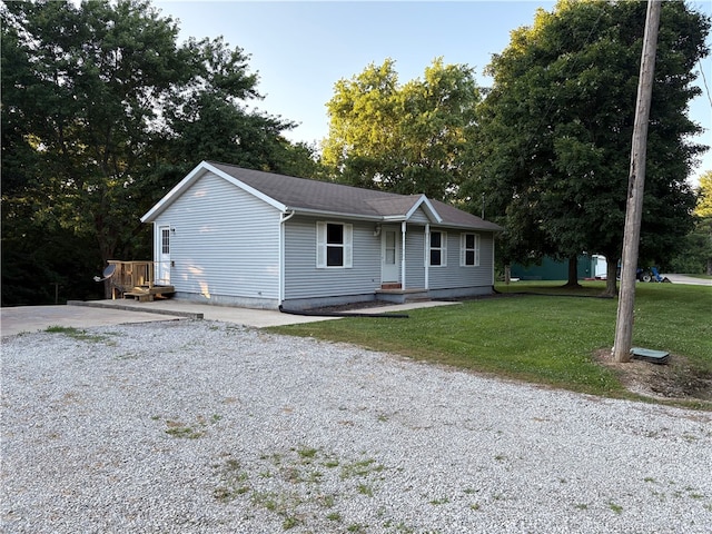 905 Oak St, Edgewood, IL 62426 - ranch-style house featuring a front lawn