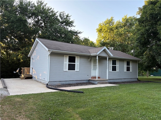 905 Oak St, Edgewood, IL 62426 - ranch-style house featuring a front lawn and a patio