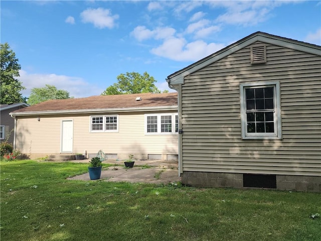 89 Pifers Ln, Sullivan, IL 61951 - rear view of property featuring a lawn