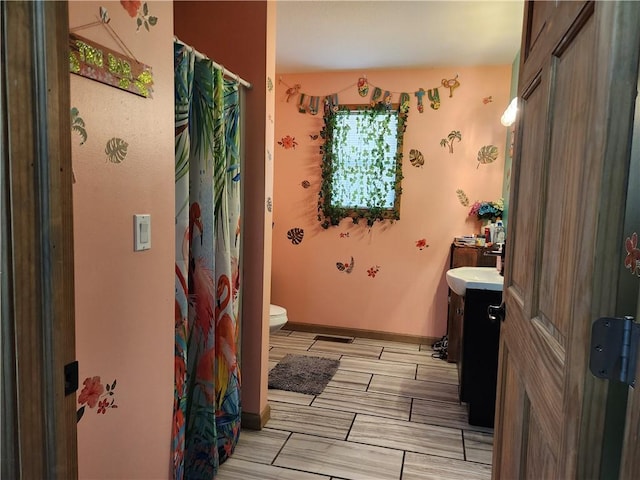 1422 Ohio Ave, Windsor, IL 61957 - full bath featuring vanity, wood finish floors, and curtained shower