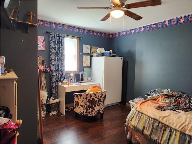 1422 Ohio Ave, Windsor, IL 61957 - bedroom featuring wood finished floors, a desk, and a ceiling fan