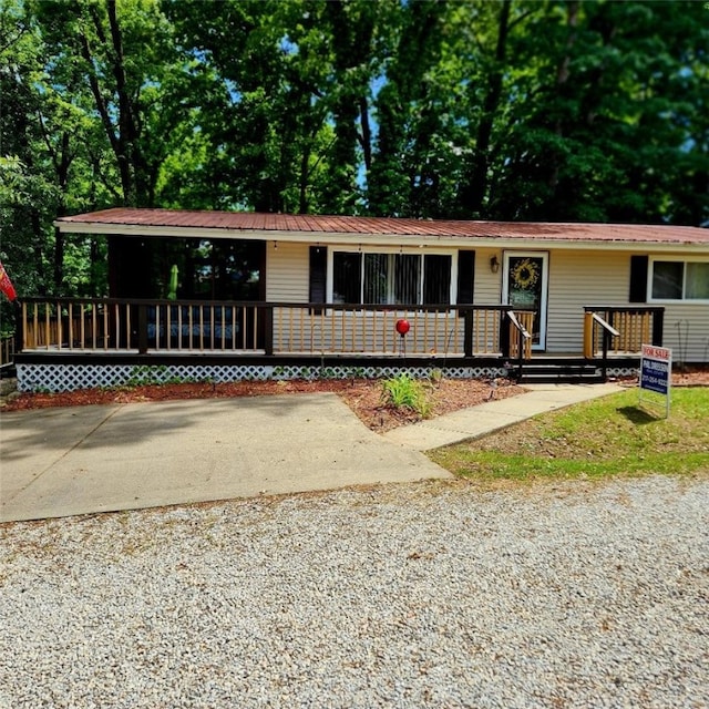15 Oak Tree Ln, Pana, IL 62557 - ranch-style home featuring a porch and metal roof