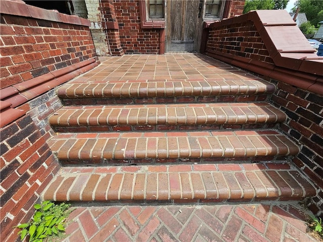 528 E Broadway St, Centralia, IL 62801 - exterior view of brick siding