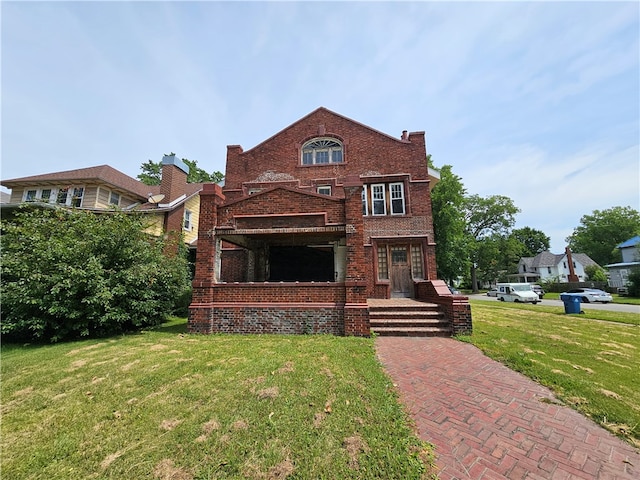 view of front facade featuring a front yard