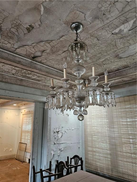 528 E Broadway St, Centralia, IL 62801 - detailed view of a chandelier