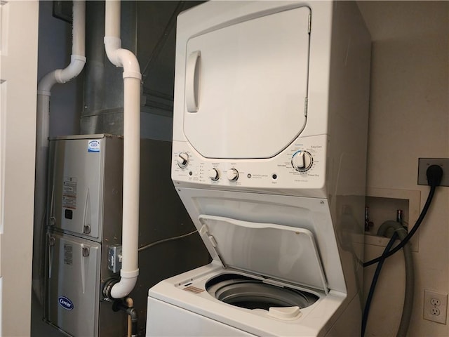 8 Courtyard Blvd, Sullivan, IL 61951 - washroom with stacked washer / dryer
