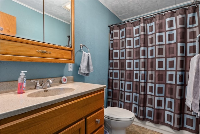 full bathroom with shower / bath combination with curtain, vanity, and toilet