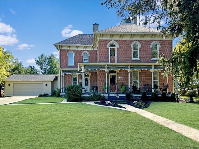 italianate home featuring a front lawn and covered porch