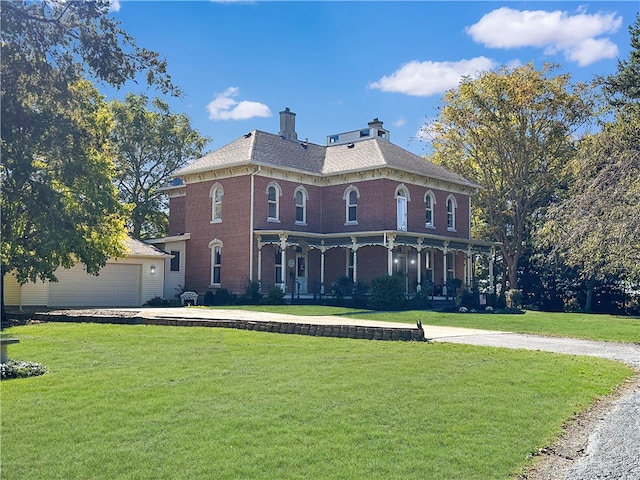 view of front facade featuring a front yard