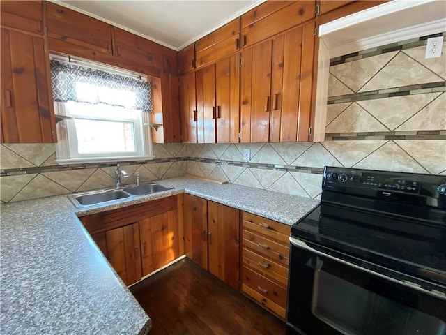 kitchen featuring crown molding, dark wood-type flooring, black range with electric cooktop, decorative backsplash, and sink