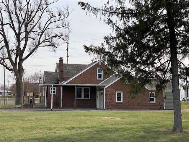 view of front facade with a front yard