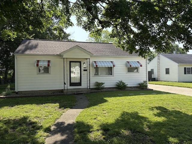 1216 Lawn Dr, Mattoon, IL 61938 - view of front of property featuring a front lawn and a shingled roof