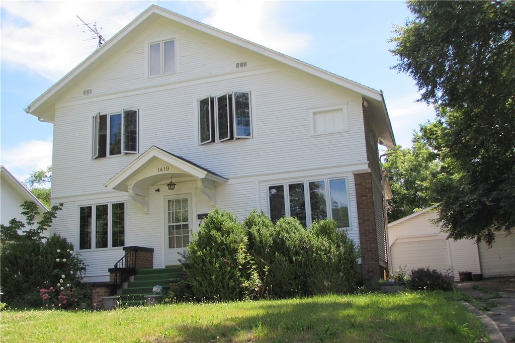 view of front of house with an outdoor structure and a garage