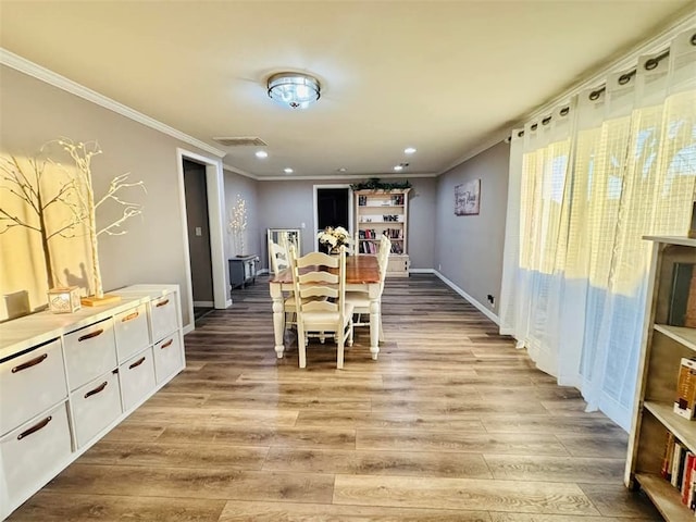 dining space with baseboards, visible vents, crown molding, light wood-style floors, and recessed lighting