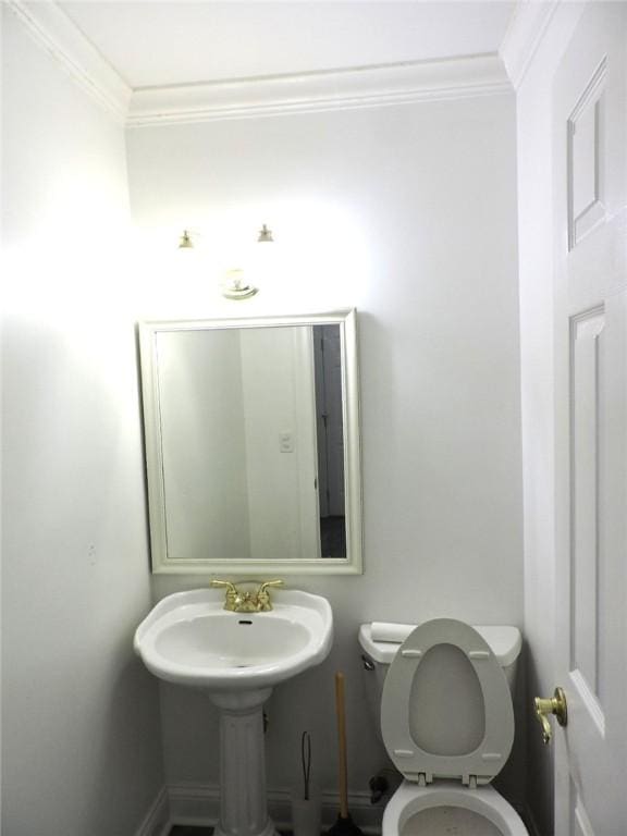 37626 Hunnington Ridge Rd, Hoopeston, IL 60942 - bathroom with toilet and ornamental molding