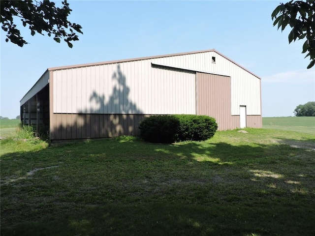 37626 Hunnington Ridge Rd, Hoopeston, IL 60942 - view of pole building with a yard