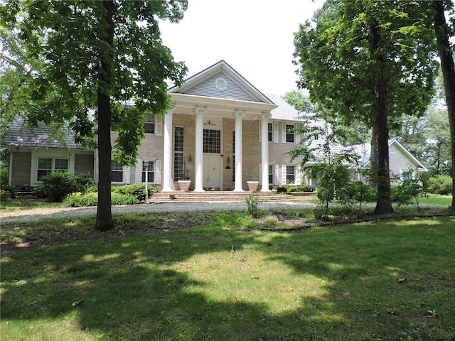 37626 Hunnington Ridge Rd, Hoopeston, IL 60942 - neoclassical home with a front lawn