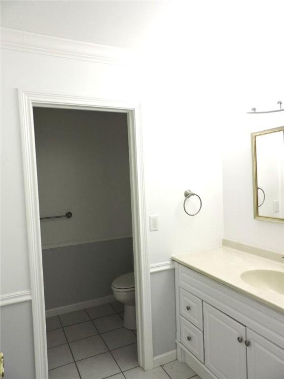 37626 Hunnington Ridge Rd, Hoopeston, IL 60942 - bathroom featuring vanity, tile patterned flooring, and crown molding