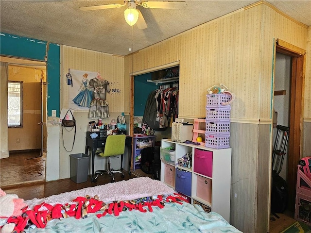 bedroom with ceiling fan, a closet, and a textured ceiling