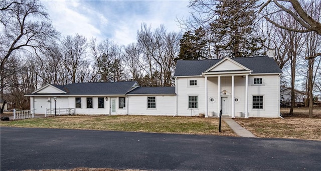 view of front of house featuring a front lawn