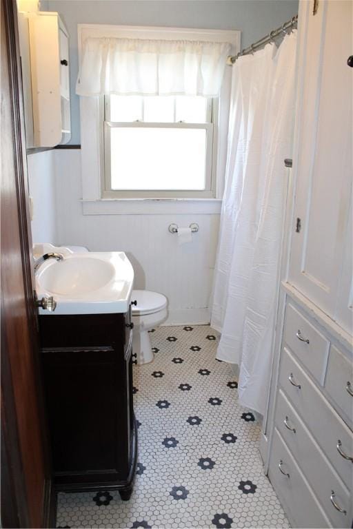 707 W N 2nd St, Shelbyville, IL 62565 - full bathroom featuring vanity, toilet, tile patterned floors, and curtained shower