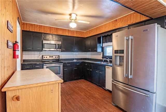 kitchen featuring sink, tasteful backsplash, hardwood / wood-style flooring, ceiling fan, and stainless steel appliances