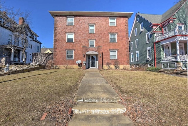 view of front facade featuring a front yard