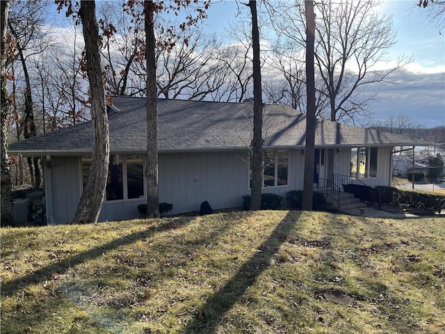 view of front of home with a front lawn