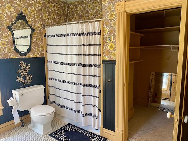 401 E Fourth St, Pana, IL 62557 - full bath featuring wallpapered walls, wainscoting, and toilet