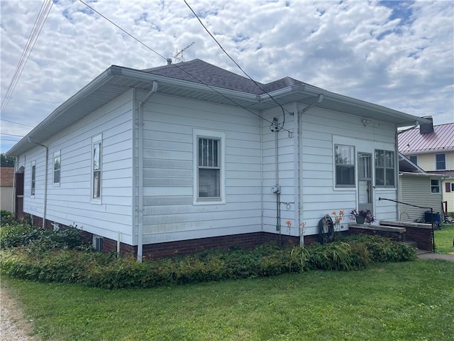 105 S Lafayette St, Newton, IL 62448 - view of home's exterior featuring a yard