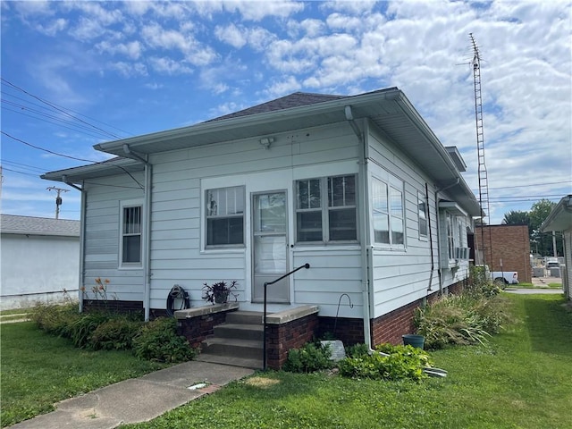 105 S Lafayette St, Newton, IL 62448 - bungalow-style home featuring a front lawn