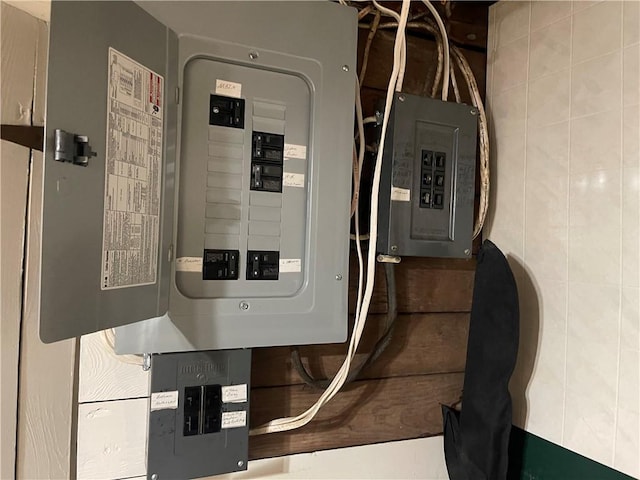 105 S Lafayette St, Newton, IL 62448 - utility room featuring electric panel