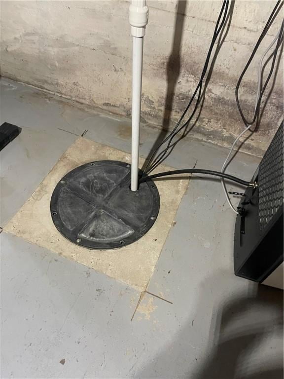105 S Lafayette St, Newton, IL 62448 - basement view of unfinished concrete flooring