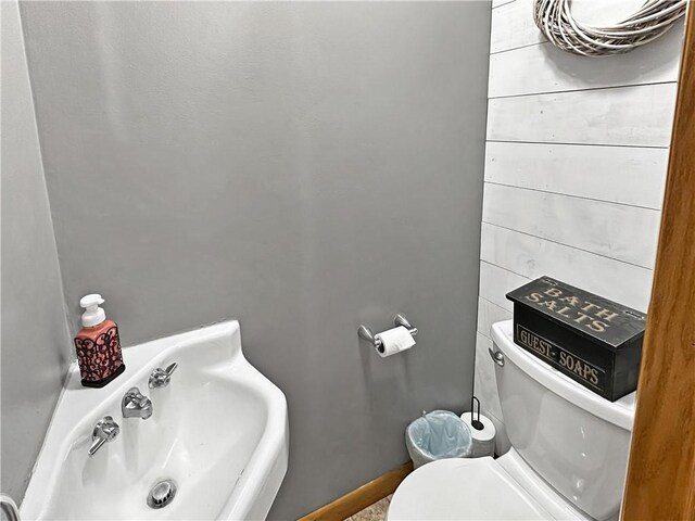 bathroom featuring toilet and a sink