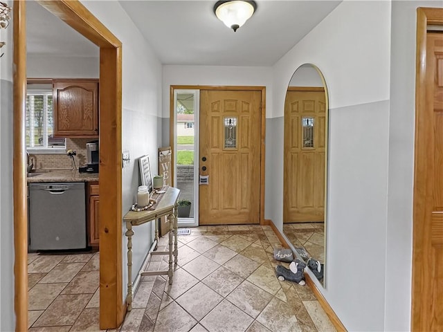 foyer entrance featuring baseboards