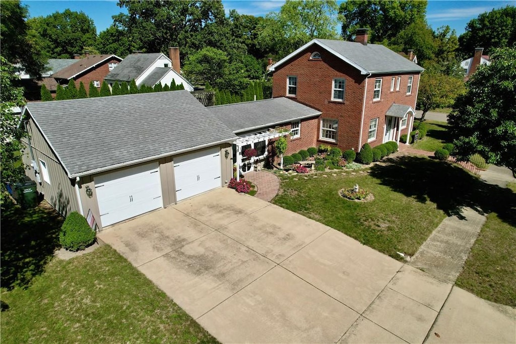 view of front of home featuring a garage and a front yard