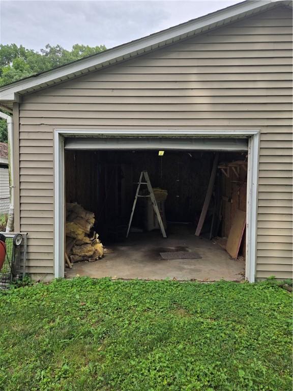3254 Vista Dr, Danville, IL 61832 - view of garage
