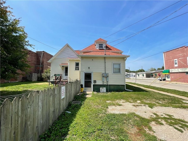 303 6th St, Charleston, IL 61920 - rear view of property featuring a yard