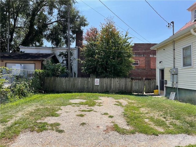 303 6th St, Charleston, IL 61920 - view of yard