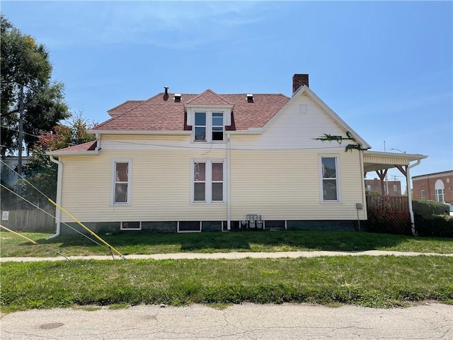 303 6th St, Charleston, IL 61920 - back of house featuring a yard