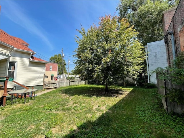 303 6th St, Charleston, IL 61920 - view of yard