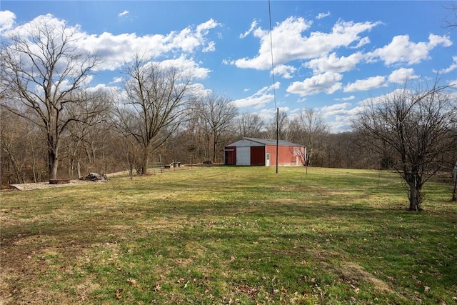 view of yard with an outdoor structure