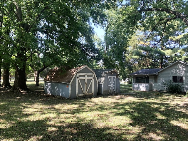 view of yard with a shed