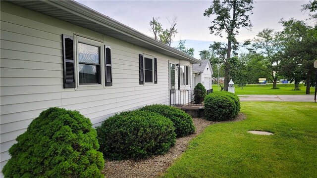 707 S Airport Rd, Decatur, IL 62521 - view of side of property with a yard