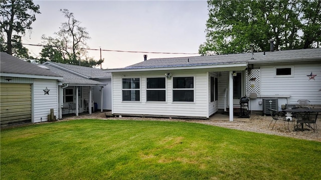 707 S Airport Rd, Decatur, IL 62521 - rear view of property with a yard