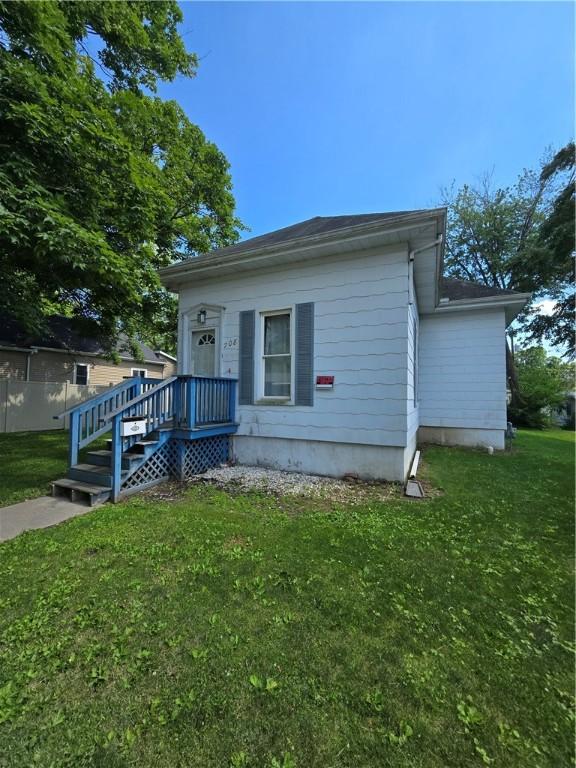 708 E Washington St, Clinton, IL 61727 - view of front of house featuring a front lawn