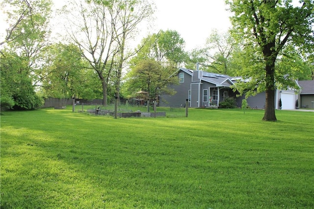 view of green lawn