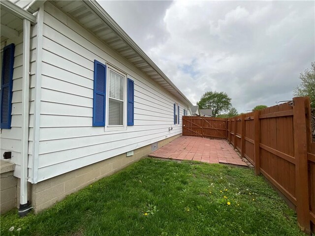 601 S Maple St, Effingham, IL 62401 - view of yard featuring a patio