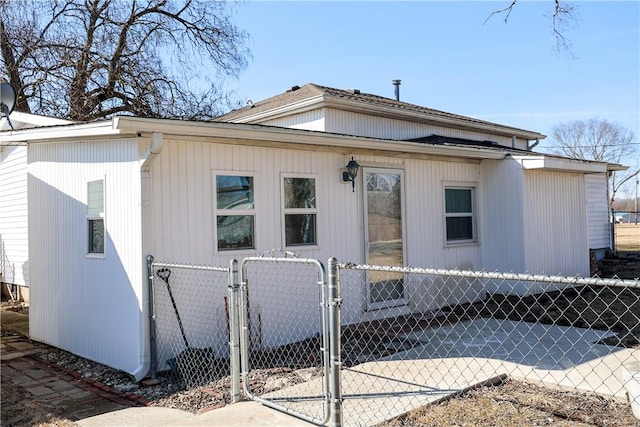 1741 Murray Clark Rd, Danville, IL 61832 - view of front of property featuring a fenced front yard and a gate