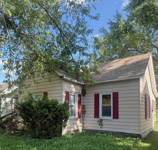 719 E Jefferson Ave, Chrisman, IL 61924 - view of front of property featuring a front lawn and a shingled roof